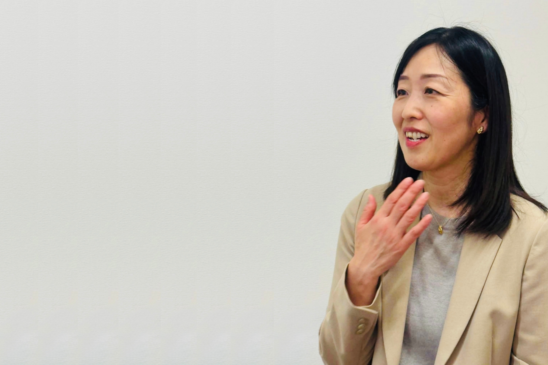 八十八研究所の駿河かおりさんのインタビューの様子