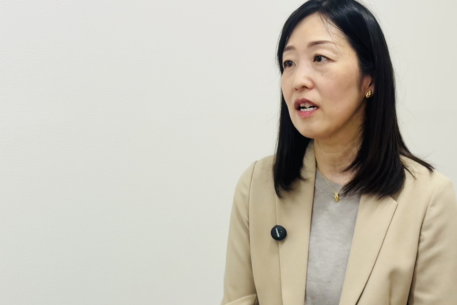 八十八研究所駿河かおりさんの真剣な表情のインタビュー写真